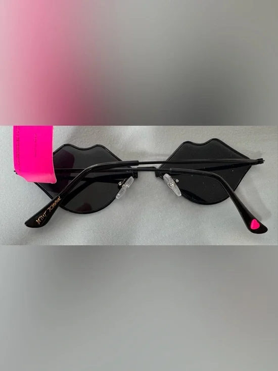 Betsey Johnson Black Kiss-Shaped lip Sunglasses blacked out retro funky unique - Picture 4 of 7
